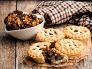 Рецепта Плънка за коледни мини пайове (minced pie) със сушени плодови, фурми и ябълки